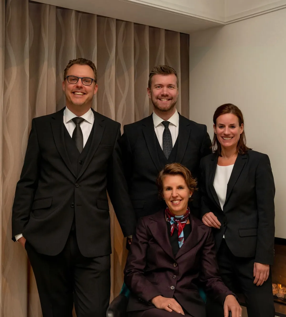 Het team van Uitvaartcentrum Melis: vier medewerkers in donkere pakken